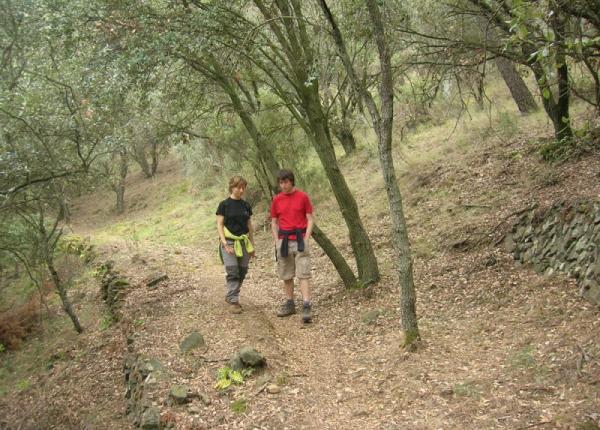 Acompanyant l'operador pel Camí antic de Falset a Gratallops